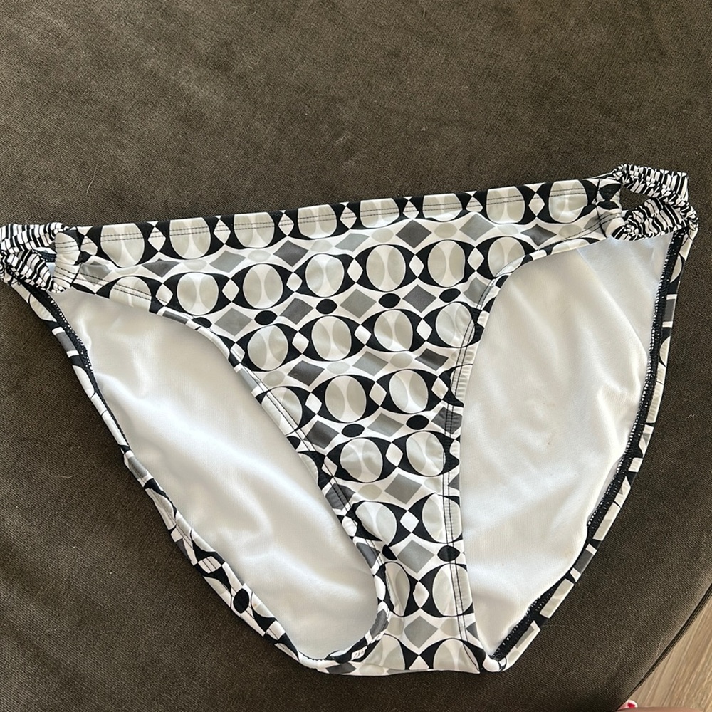 Apt 9 bikini bottoms. Size large